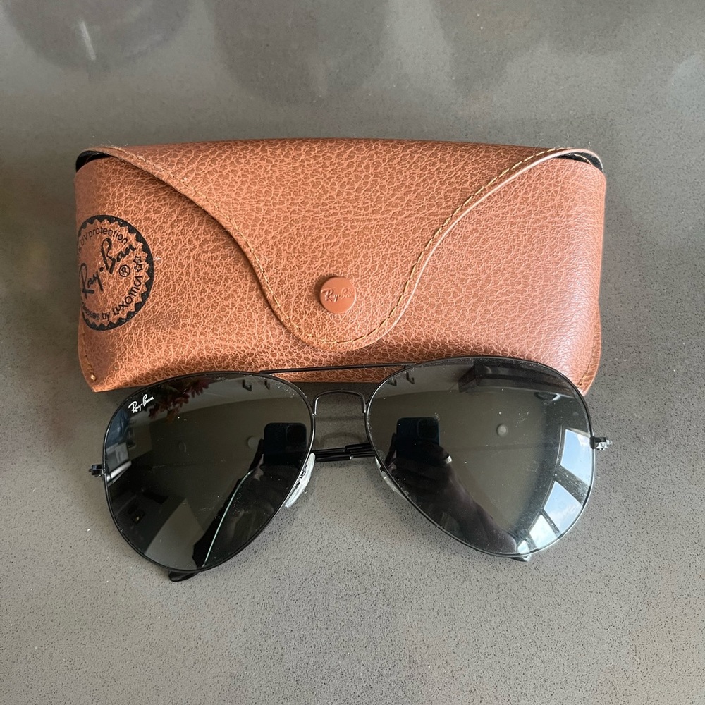 Ray Ban, Black aviators